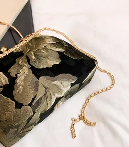 Détail de la pochette de soirée vintage en jacquard floral doré avec cadre orné de strass