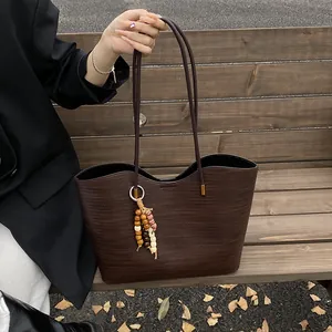 Women Large Capacity Woven Tote Bag PU Leather Shoulder Bag With Wooden Bead Pendant Urban Minimalist Commuter Handbag Hobo Bag