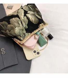 Détails du sac de soirée brodé de fleurs avec fermoir cristal et chaîne dorée