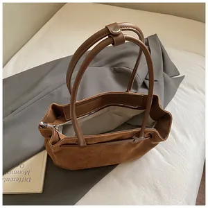 Detailansicht der braunen Vintage-Tasche mit Innenfutter und sicherem Reißverschlussfach