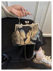 Détails du sac de soirée en satin noir avec broderie florale et fermoir à perles