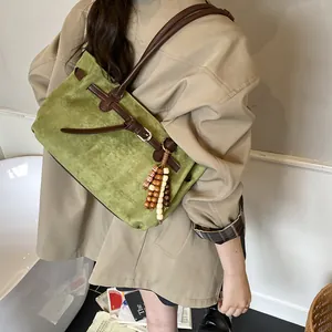 Retro olivgrüne Wildleder-Tragetasche mit braunen Lederriemen und Holzperlen-Charm-Zubehör