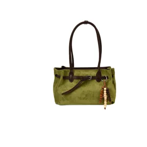 Retro grüne Shopper-Tasche aus Wildleder mit braunen Trägern und Holzperlen-Anhänger