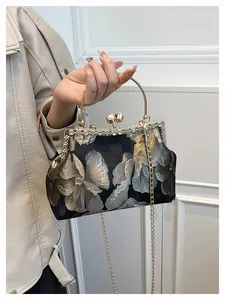 Détail du sac brodé de style chinois avec fermoir perle et strass incrustés