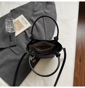 Détail de l'intérieur du sac seau en cuir noir avec poches et poignées nouées