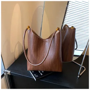 Sac fourre-tout marron tressé avec col en V profond et détails en métal doré élégants