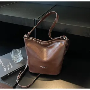 Gros plan sur un sac cabas en cuir marron vintage avec texte gaufré élégant
