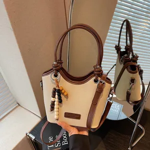 Sac Seau Rétro pour Femmes Toile Cuir Patchwork Sac à Main Épaule Avec Pendentif en Perles de Bois Sac Bandoulière Quotidien