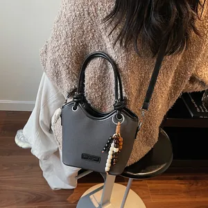 Sac seau gris foncé tendance avec bord ondulé, breloque en perles et bandoulière pour femme
