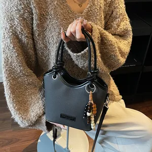 Sac seau noir chic pour femme avec deux poignées et pendentif élégant en perles de bois