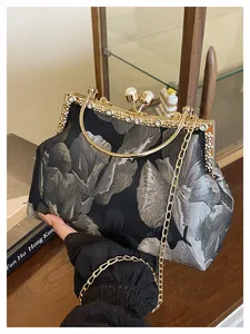 Détail du sac de soirée vintage avec broderie, fermoir perle et anneau doré