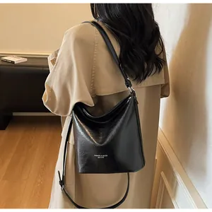 Détail du sac cabas en cuir noir avec texte Fashion & Bags et bandoulière réglable
