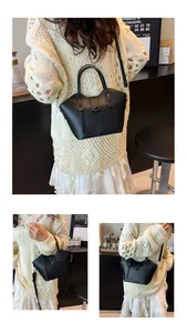 Sac noir à texture de litchi porté avec un pull en maille élégant en terrasse