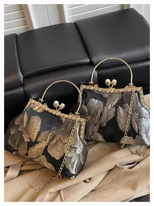 Détail du tissu jacquard floral avec fermoir perle et cadre métallique serti de diamants