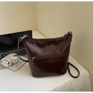 Détail macro du sac fourre-tout en cuir marron foncé avec fermeture éclair à l'arrière