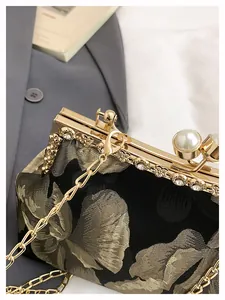 Détail d'un sac de soirée vintage avec broderies dorées, perles et strass brillants