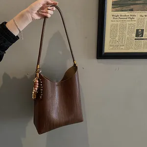 Sac sous le bras rétro en paille tressée marron avec perles en bois et bandoulière