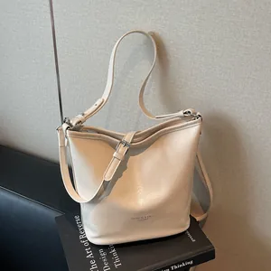 Sac fourre-tout minimaliste en cuir PU blanc crème à grande capacité de rangement