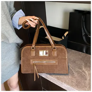 Détails du sac cabas marron vintage montrant la texture en daim et la fermeture éclair