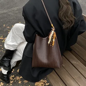 Sac à Bandoulière Vintage en Cuir PU Tissé Pour Femmes Minimaliste Hobo Sac Sous Le Bras Avec Charme en Perles de Bois Daily Tote