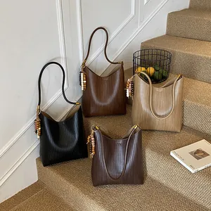 Sacs portés épaule en paille tressée en quatre couleurs avec pendentifs rétro en perles