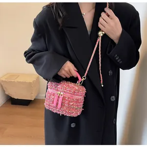 Detail der rosa Tweed-Mini-Tasche mit verstellbarer Goldkette und Ledergriff im Detail