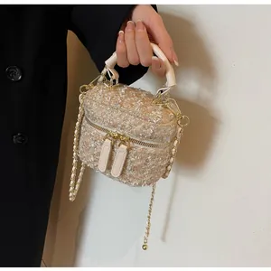 Detail der Vanity-Tasche aus Tweed in Rosa und Beige mit goldenen Beschlägen
