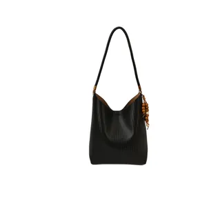 Sac hobo tissé noir vintage avec bandoulière et pendentif décoratif en perles de bois