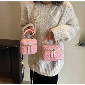 Mini- und mittelgroße rosa Tweed-Taschen in gemütlicher Lifestyle-Umgebung
