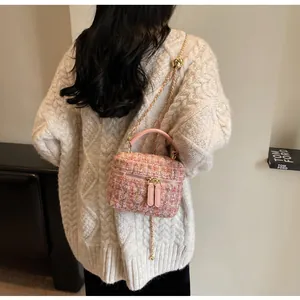 Detail der rosa Tweed-Kettentasche mit Trageeffekt auf dem Rücken und gewebtem Stoff