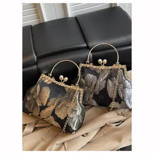 Sac à main brodé vintage avec motifs floraux, fermoir perle et bandoulière chaîne