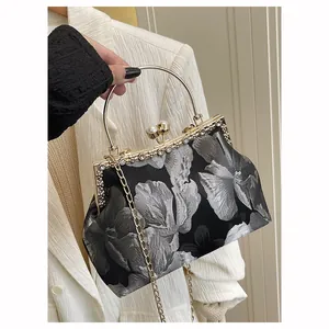 Sac à main brodé rétro avec cadre doré, fermoir perle et détails en strass