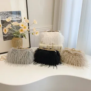 Κομψά βραδινά τσαντάκια με πούπουλα σε τέσσερα χρώματα και χρυσές μεταλλικές αλυσίδες