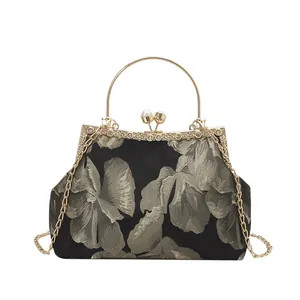 Pochette de soirée noire avec broderie florale dorée et fermoir à perles élégant