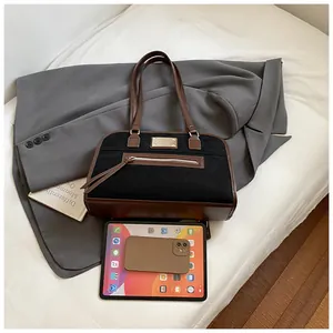 Détail du grand sac cabas noir et marron avec poche zippée et format pour tablette