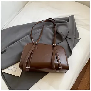 Détails du sac cabas vintage en cuir marron avec boucles argentées et doubles anses