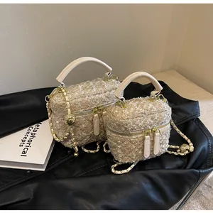 Detailansicht der Tweed-Handtaschen mit Goldkettenriemen und Ledergriffen