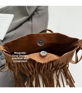 Détail de la fermeture magnétique d'un sac seau à franges en daim marron pour femme