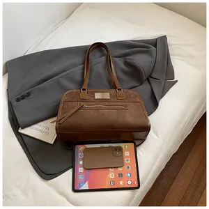 Détail du sac cabas marron en daim montrant la texture et l'intérieur spacieux