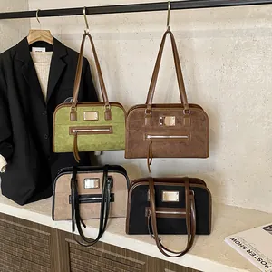 Sacs à dos rétro en cuir mat pour femmes en vert marron et noir sur surface en bois
