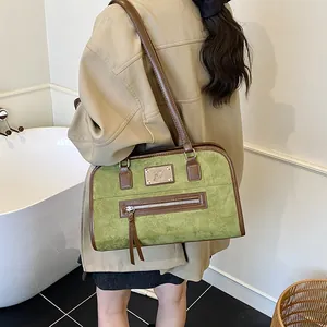 Sac cabas rétro en daim vert avec finitions en cuir marron et détail en métal