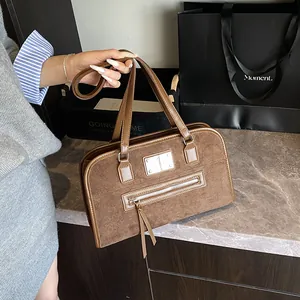 Sac cabas vintage en daim marron avec fermetures à franges et doubles poignées chic