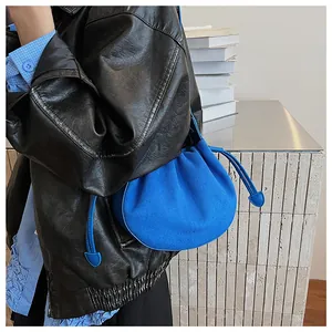 Detail der königsblauen Falten-Hobo-Tasche mit Herzanhänger und geprägtem Schriftzug