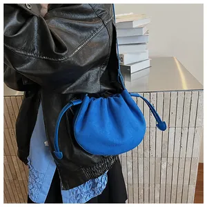 Detail der leuchtend blauen plissierten Wildleder-Umhängetasche mit Kordelzug