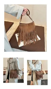 Détail du sac seau marron à franges en daim avec pampilles sur un trench beige