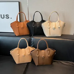 Grand sac seau en plusieurs couleurs avec texture grainée et détails métalliques