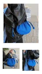 Detailansicht der kobaltblauen Wildledertasche mit Plissee, Kordelzug und geprägtem Schriftzug