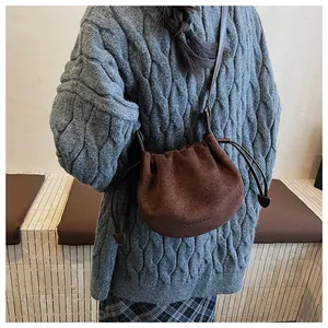 Detailansicht einer Vintage dunkelbraunen Wildleder-Beuteltasche mit Falten-Design