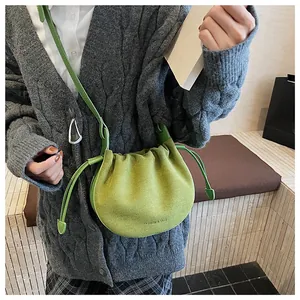 Vue détaillée du sac plissé vert herbe avec imprimé Fashion & Bags et fine bandoulière