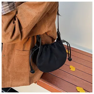 Detailansicht der schwarzen matten Wildleder-Mondtasche mit Kordelzug-Verschluss-Design